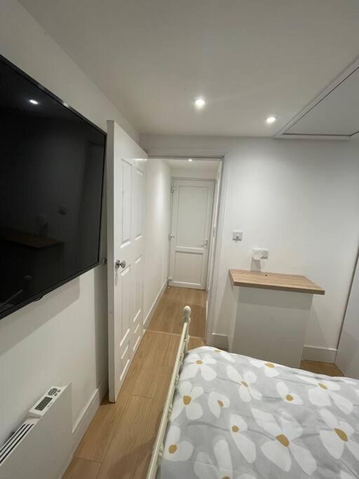 1 Bedroom Guest Suite Near City Centre. Gloucester Exterior foto