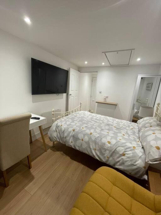 1 Bedroom Guest Suite Near City Centre. Gloucester Exterior foto
